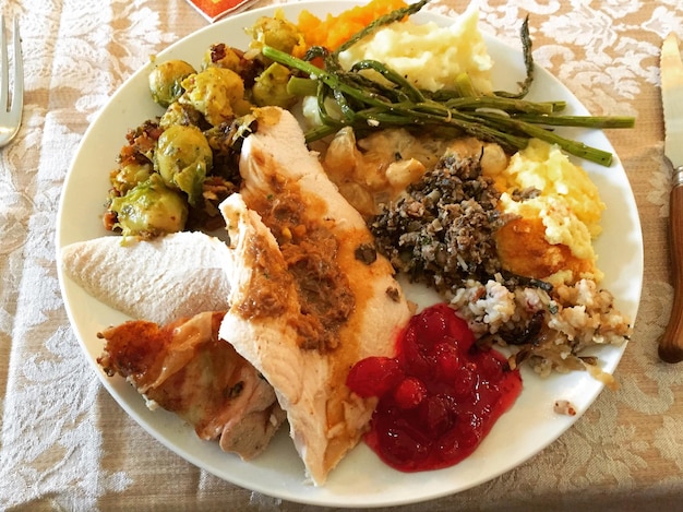 A close-up shot of a healthy and diverse plate of food, showing a mix of grilled chicken (protein), quinoa (complex carb), and steamed broccoli (fiber-rich vegetable), illustrating a balanced meal in a carb cycling plan.