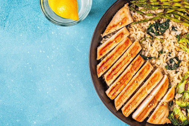 A vibrant, colorful plate with a balanced meal featuring lean protein (chicken breast), complex carbohydrates (quinoa and sweet potatoes), and healthy fats (avocado), expertly portioned for a muscle-gain diet.
